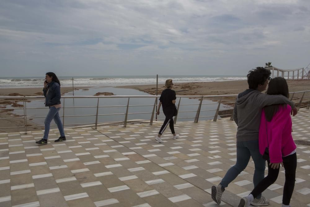 El temporal causa daños en las playas de Alicante