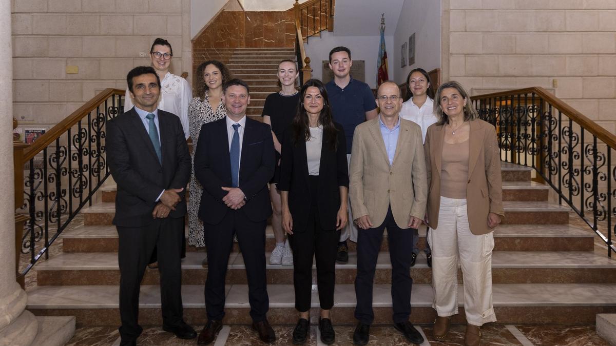 Organizadores y patrocinadores del congreso en una visita al Ayuntamiento de Gandia
