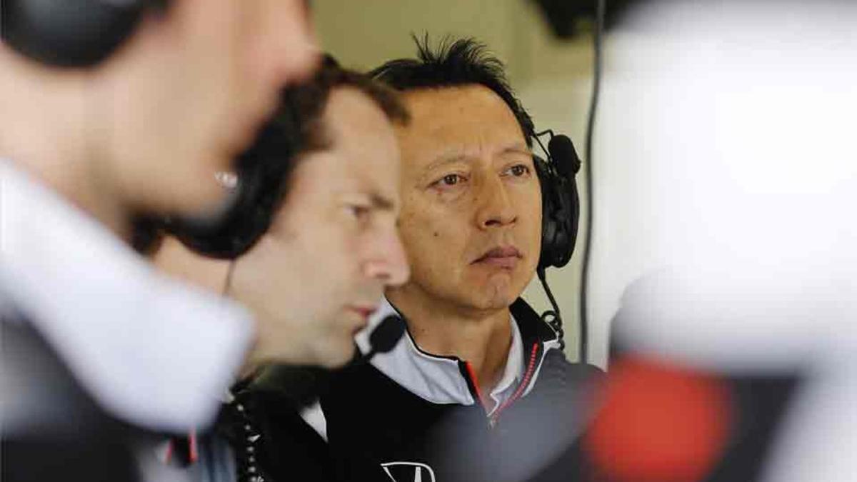 hasegawa, junto al ingeniero de Alonso