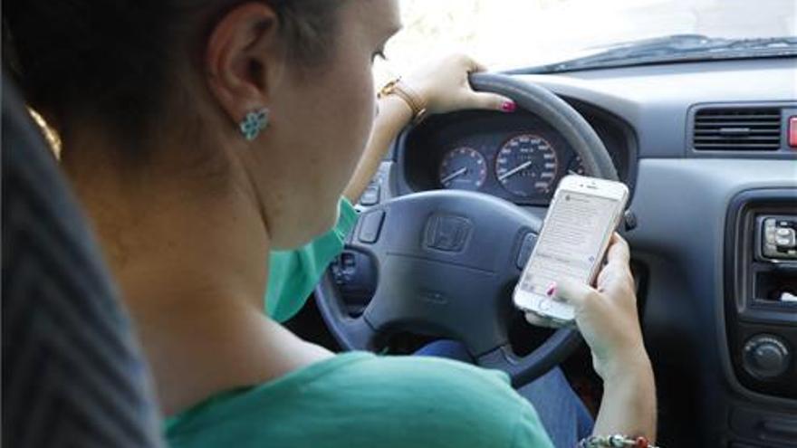 Casi 70.000 extremeños reconoce haberse hecho selfis mientras conducía