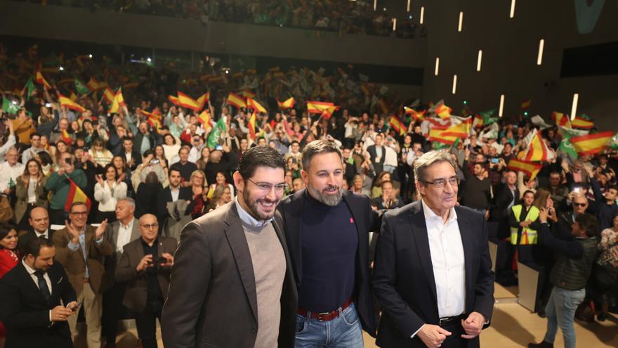 Archivo - El líder de Vox en Aragón, Alejandro Nolasco; el presidente del partido, Santiago Abascal, y el candidato al Ayuntamiento de Zaragoza, Julio Calvo, en un acto electoral en febrero