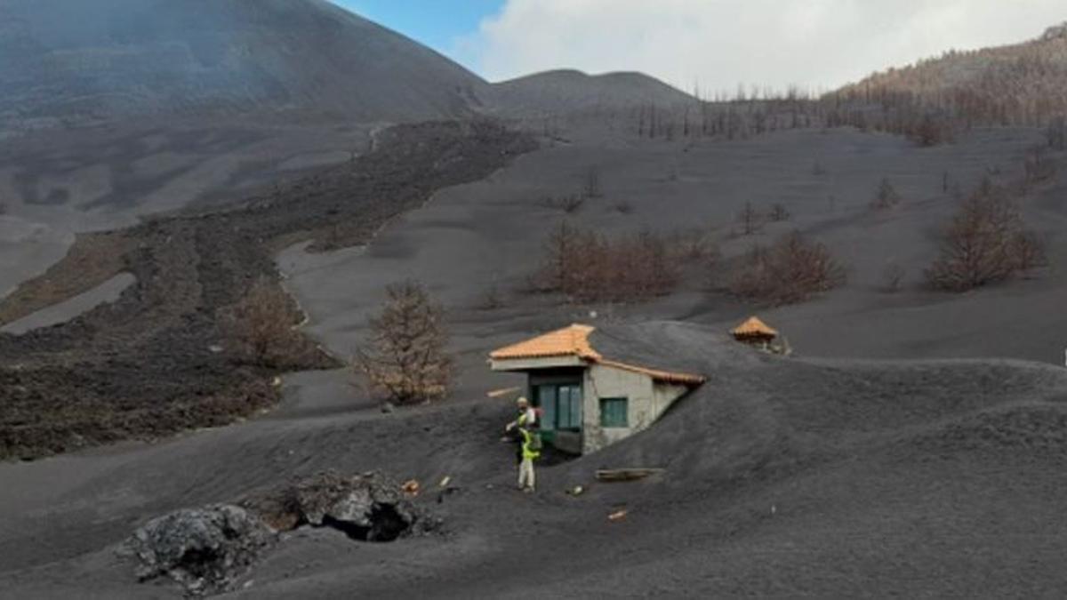 Técnicos de Involcan en una de las viviendas sepultadas por la lava del volcán de La Palma.