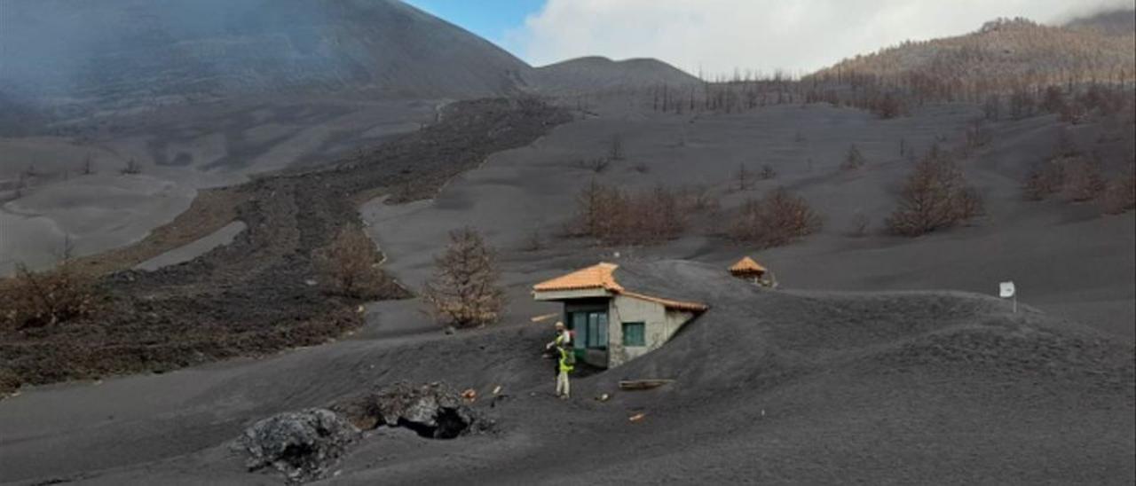 Técnicos de Involcan en una de las viviendas sepultadas por la lava del volcán de La Palma.