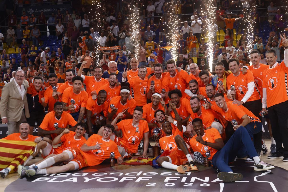 BARCELONA, 24/06/2026.- Los jugadores del Valencia Basket celebran la victoria al finalizar el cuarto partido de la final de la Liga Endesa disputado entre Barcelona y Valencia Basket, este miércoles en el Palau Blaugrana. EFE/Quique García