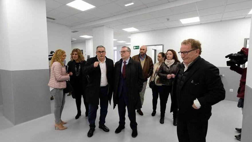 Del Busto, en el centro, charla con Aníbal Vázquez durante la visita a Mieres Norte.