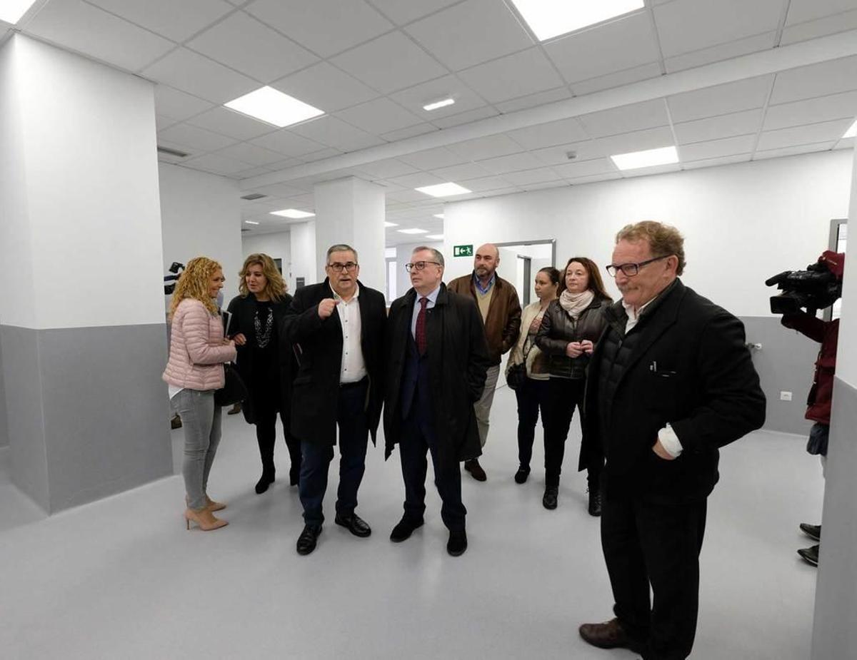 Del Busto, en el centro, charla con Aníbal Vázquez durante la visita a Mieres Norte.
