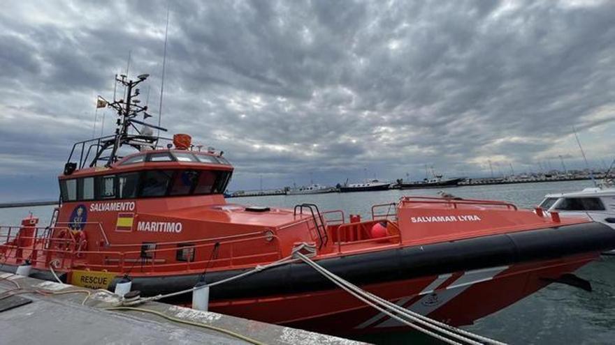 Rescaten una noia que feia surf a Roses i no podia retornar a la costa per la tramuntana