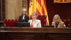 La vicepresidenta con funciones de presidenta del Parlament, Alba Vergés, con la vicepresidenta segunda, Assumpta Escarp