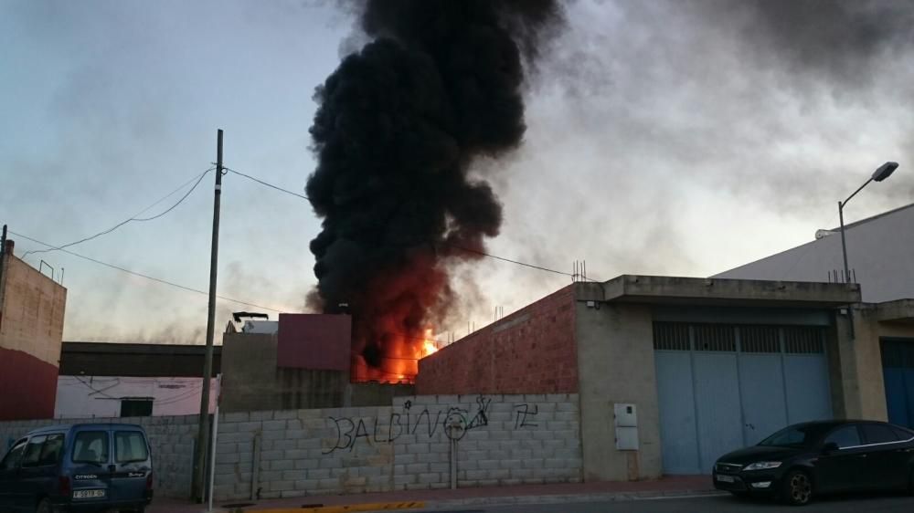 Un voraz incendio consume el interior de la cooperativa de Alginet