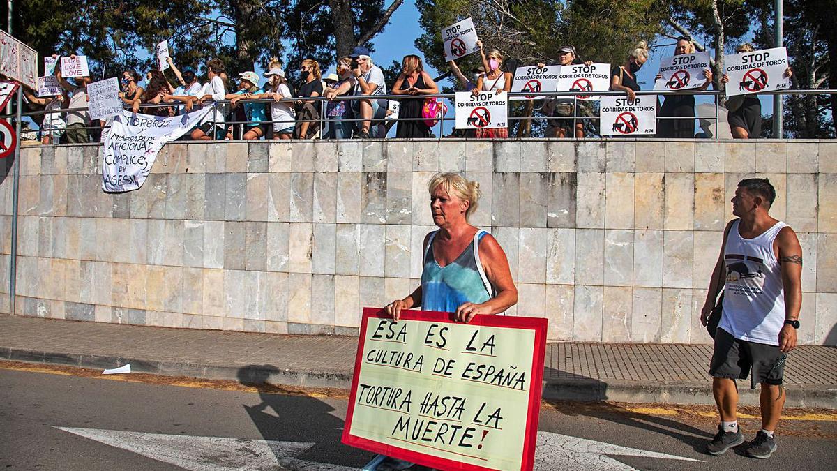 Protestas Concentración de medio centenar de antitaurinos.