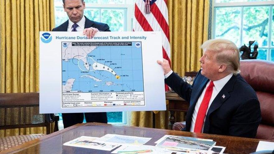 Trump y su mapa manipulado de la trayectoria del Dorian