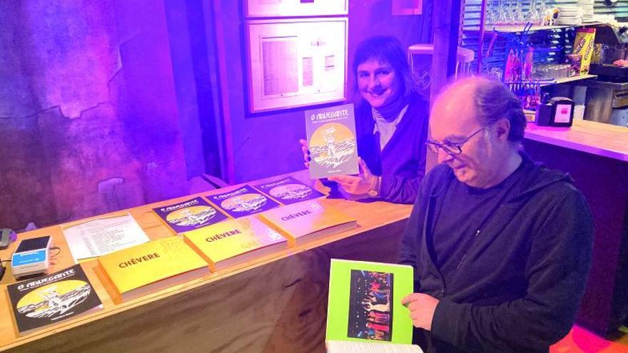 Patricia de Lorenzo e Xesús Ron, cos libros sobre Chévere. Abaixo, partes da mostra na Ártika.  | FOTO: M.P.