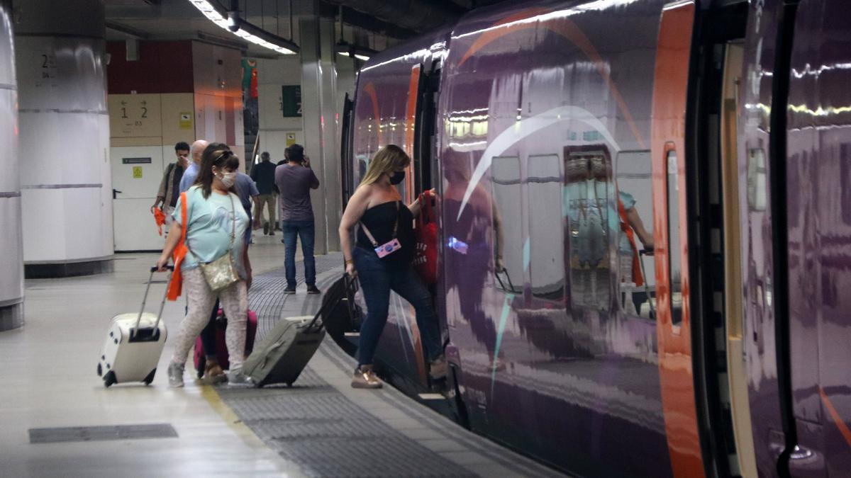 Diverses passatgeres entrant a l&#039;AVLO a l&#039;estació de Sants