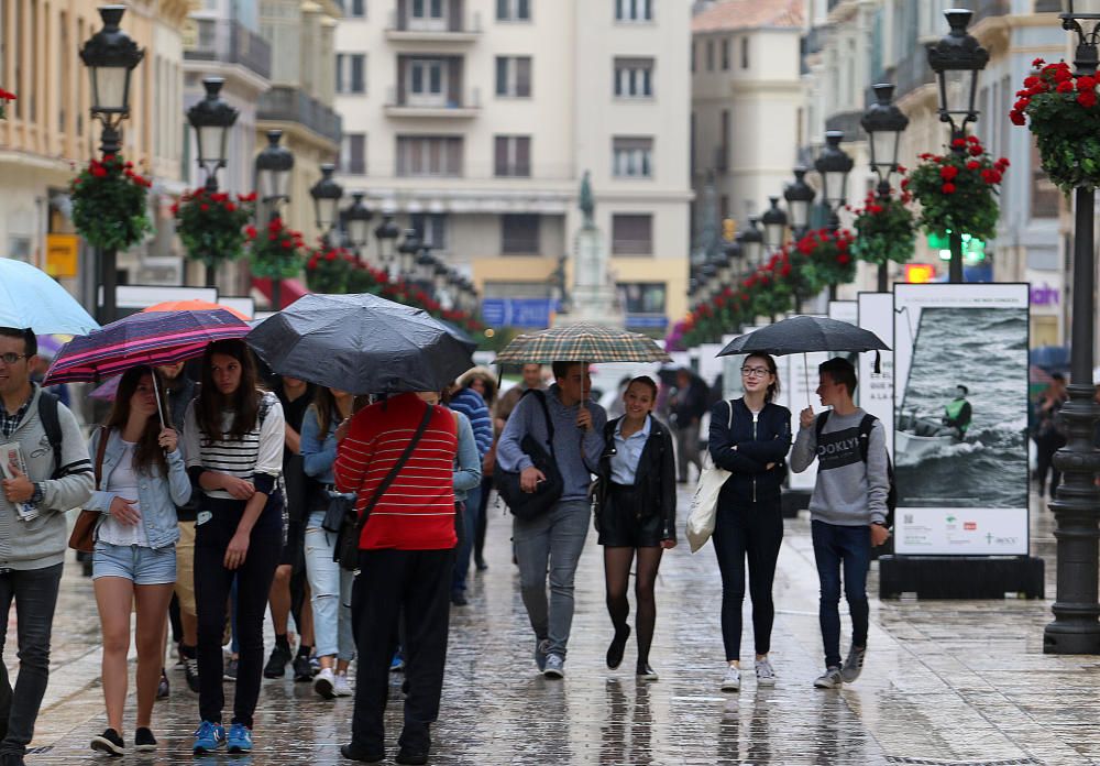 El Centro de Málaga ha vivido un viernes pasado por agua.