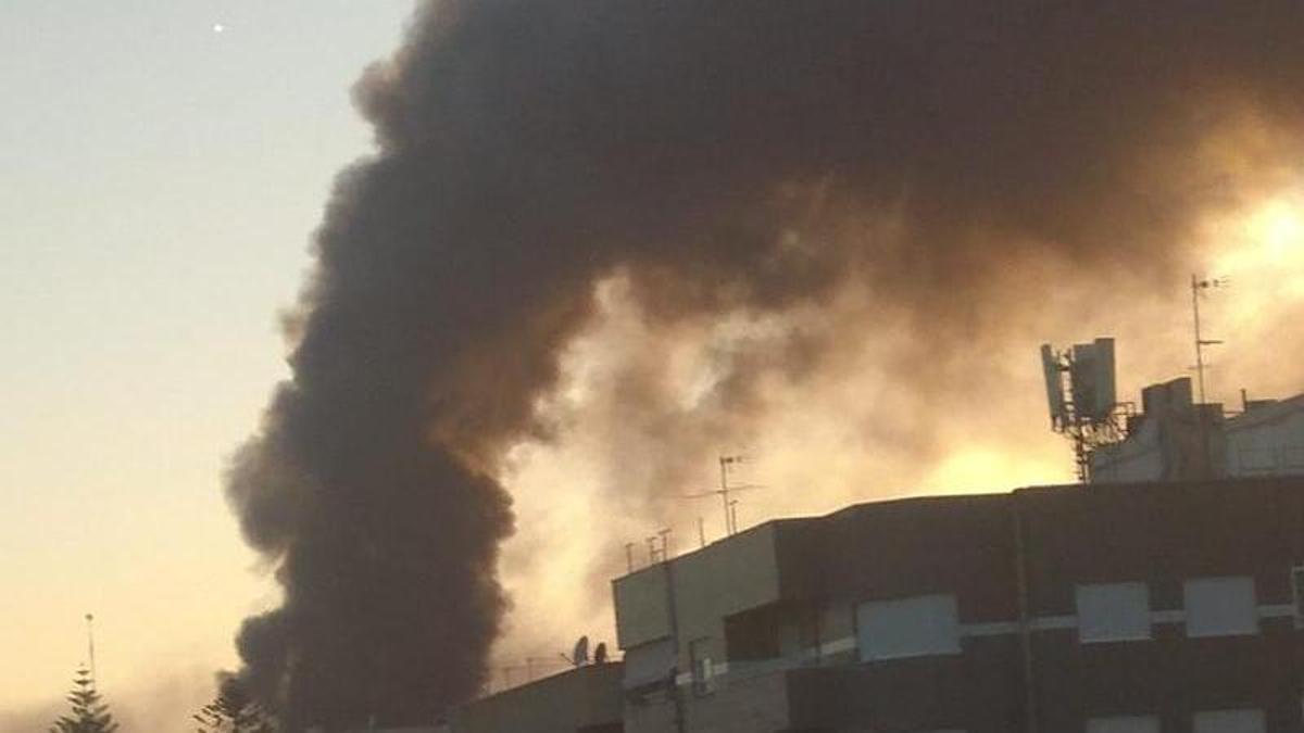 Fuerte incendio en una nave en el polígono industrial de Torrellano