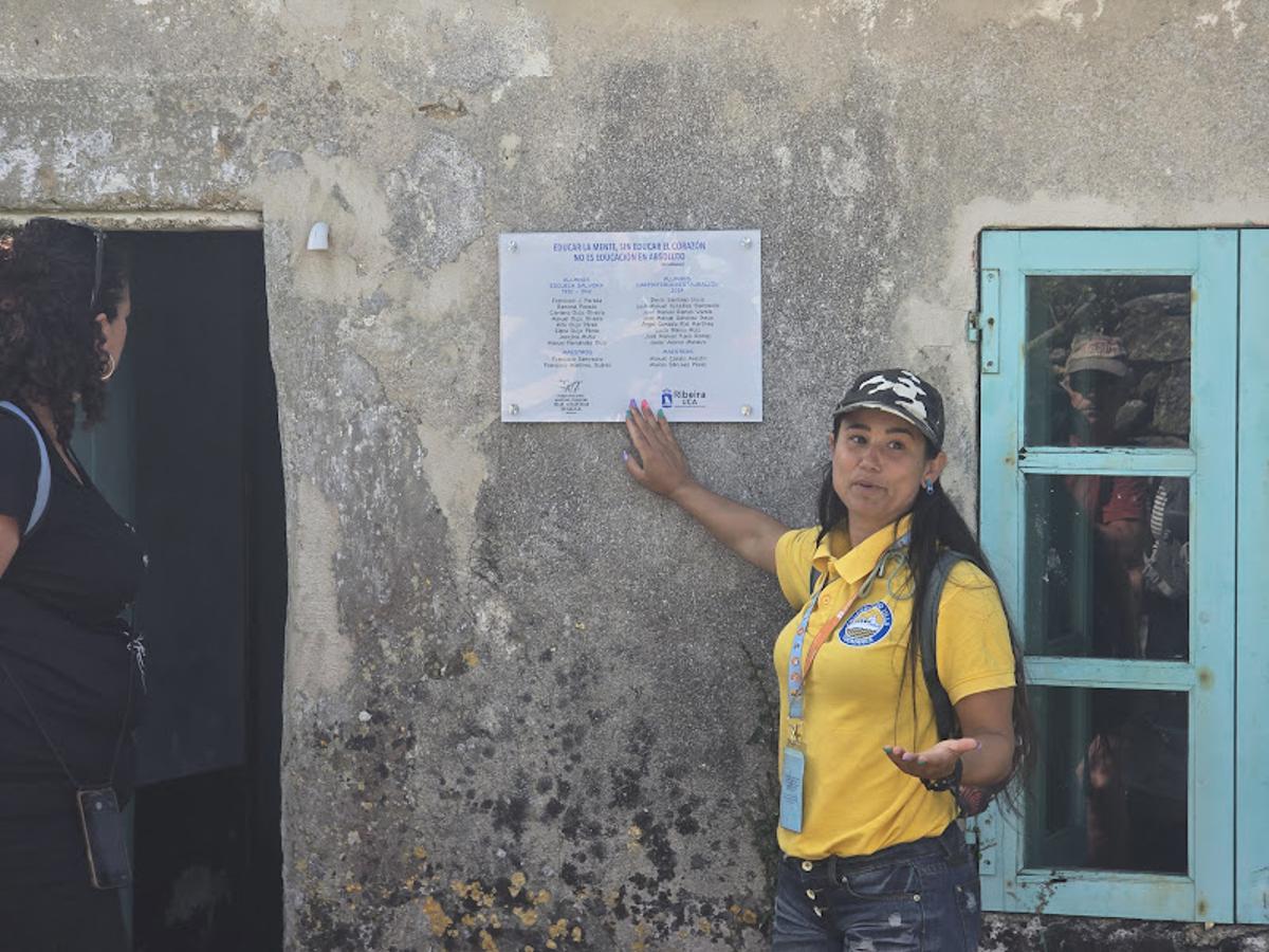 En la puerta hay una placa con los nombres de alumnos y profesores, tanto de la vieja escuela como del taller de empleo que la restauró.