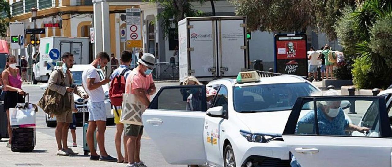 Taxistas de Ibiza piden un carril propio para acceder a las paradas porque  «pierden» viajes por los atascos - Diario de Ibiza