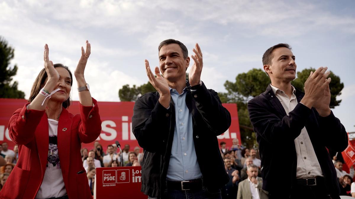 El presidente del Gobierno, Pedro Sánchez, junto al secretario general del PSOE-Madrid Juan Lobato, y la portavoz municipal, Reyes Maroto, durante un mitin electoral.