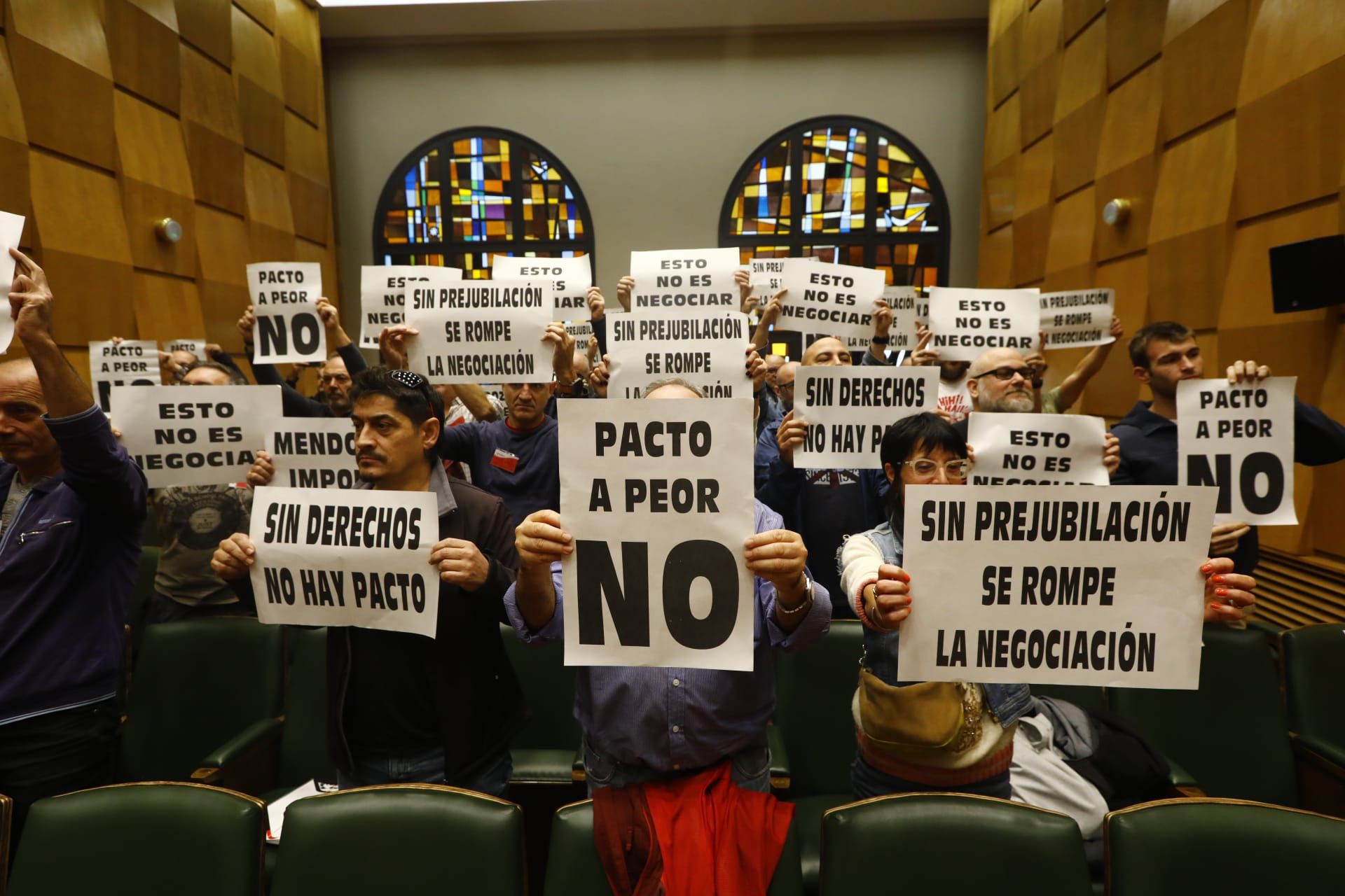 Pleno en el Ayuntamiento de Zaragoza con protesta de los sindicatos