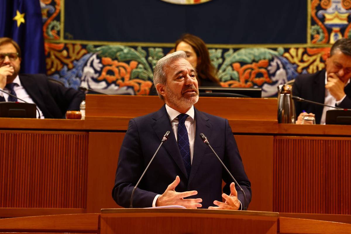 El presidente en funciones de la DGA, Jorge Azcón, durante su intervención en el debate de investidura.