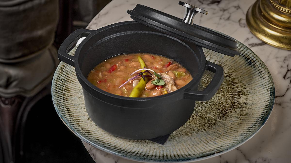 El estofado de alubias pintas con codorniz y verduras al carbón refleja la apuesta de Antigua Embajada por los platos de cuchara y el producto de temporada.