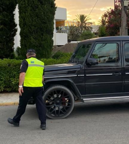 Un agente de la Policía Local de Ibiza examina un vehículo