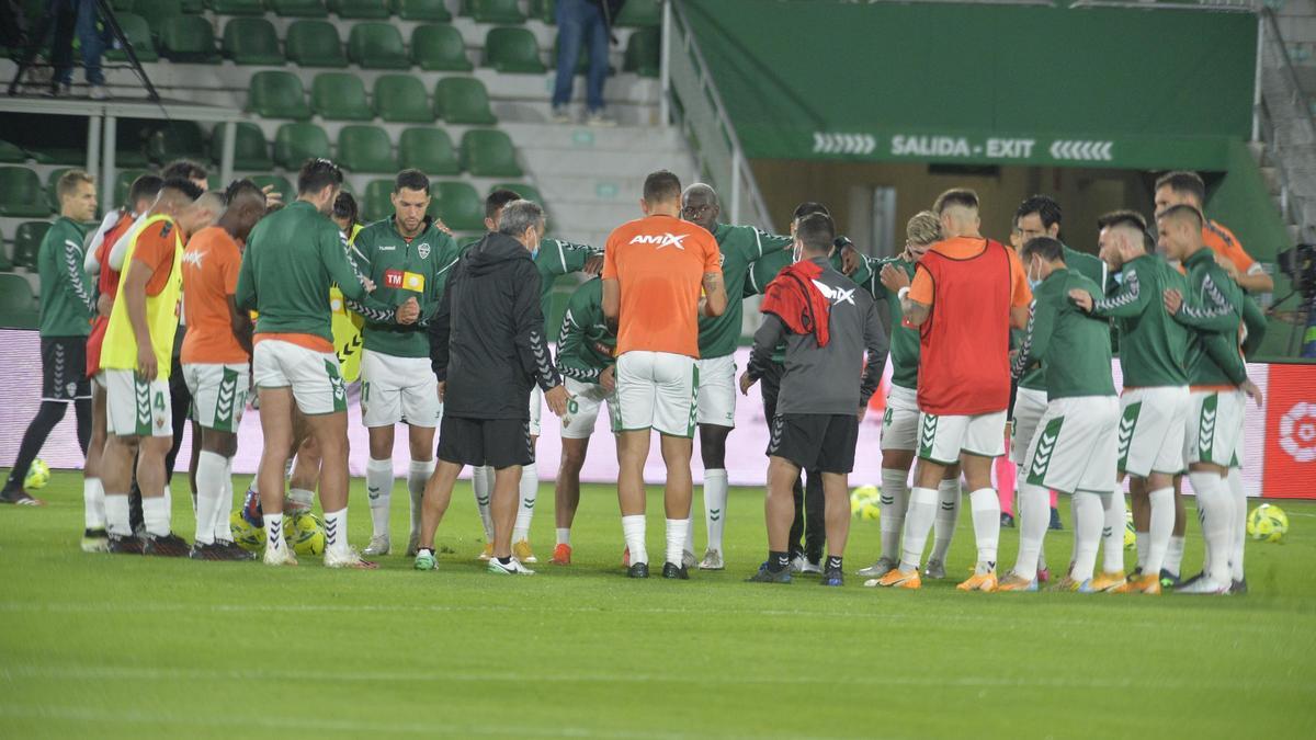 Los jugadores del Elche antes de comenzar el partido frente al Valencia