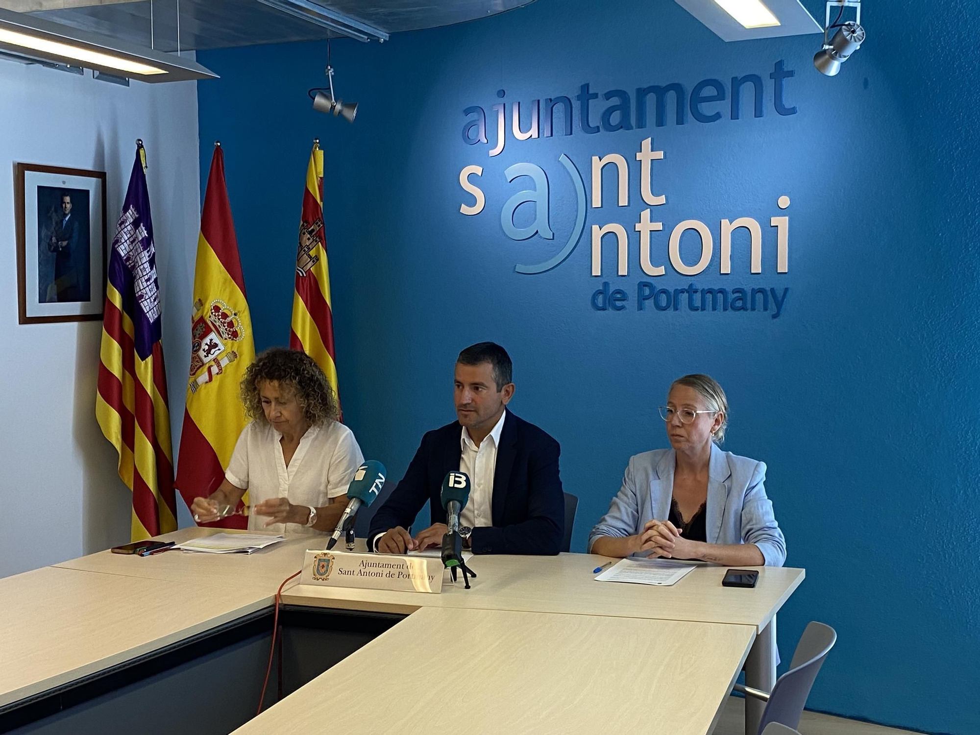 Rueda de prensa del alcalde Marcos Serra con las tenientes de alcalde Neus Mateu y Maria Ribas.