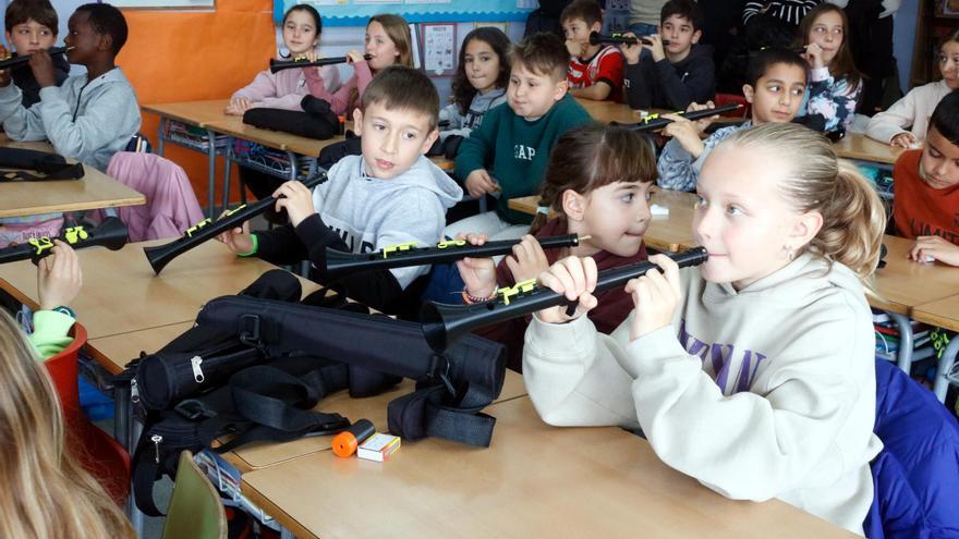 La cobla arriba a les escoles de la Bisbal d&#039;Empordà amb instruments impresos en 3D