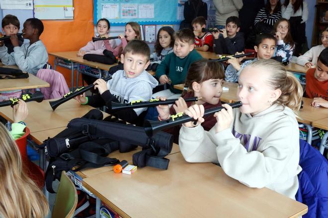 La cobla arriba a les escoles de la Bisbal d'Empordà amb instruments impresos en 3D