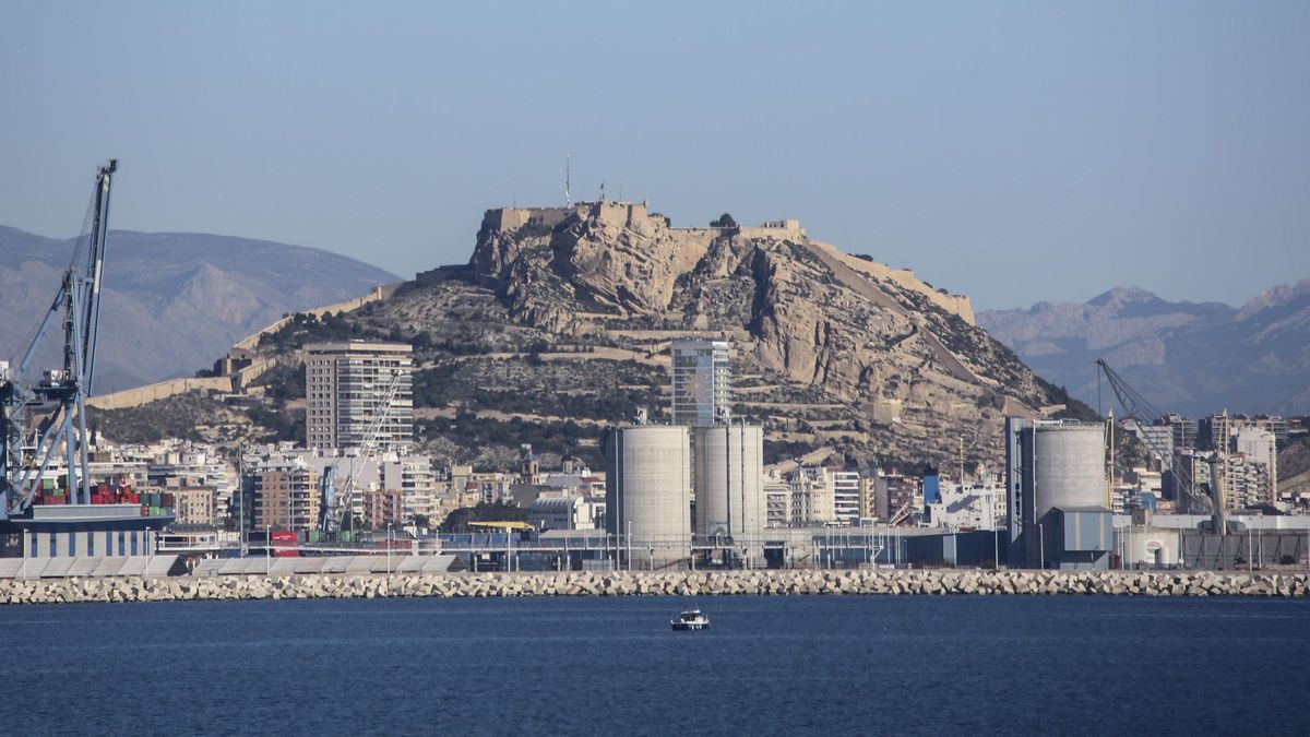 Vista parcial de la zona industrial del puerto de Alicante.