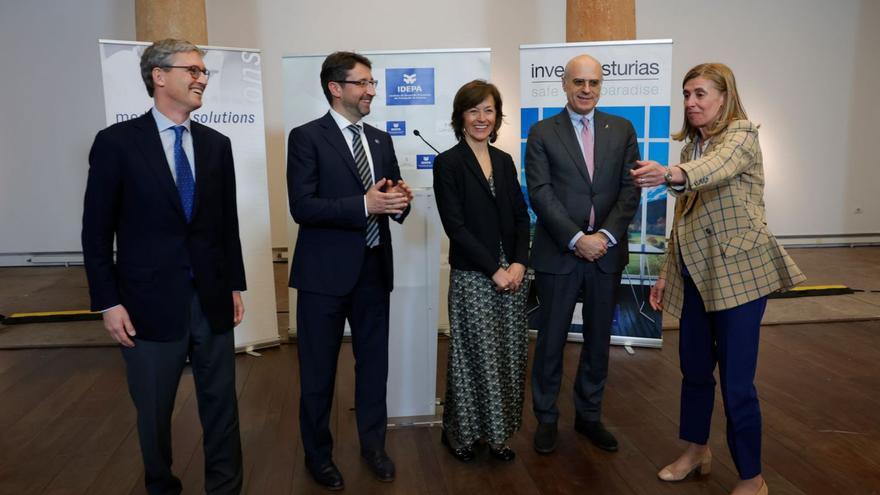 Por la izquierda, José Luis Stampa, consejero de Medichem; Enrique Fernández, consejero de Empleo del Principado; Elisabeth Stampa, consejera delegada de la empresa; Thibaud Eckenschwiller, director general de la compañía, y Eva Pando, directora del IDEPA.