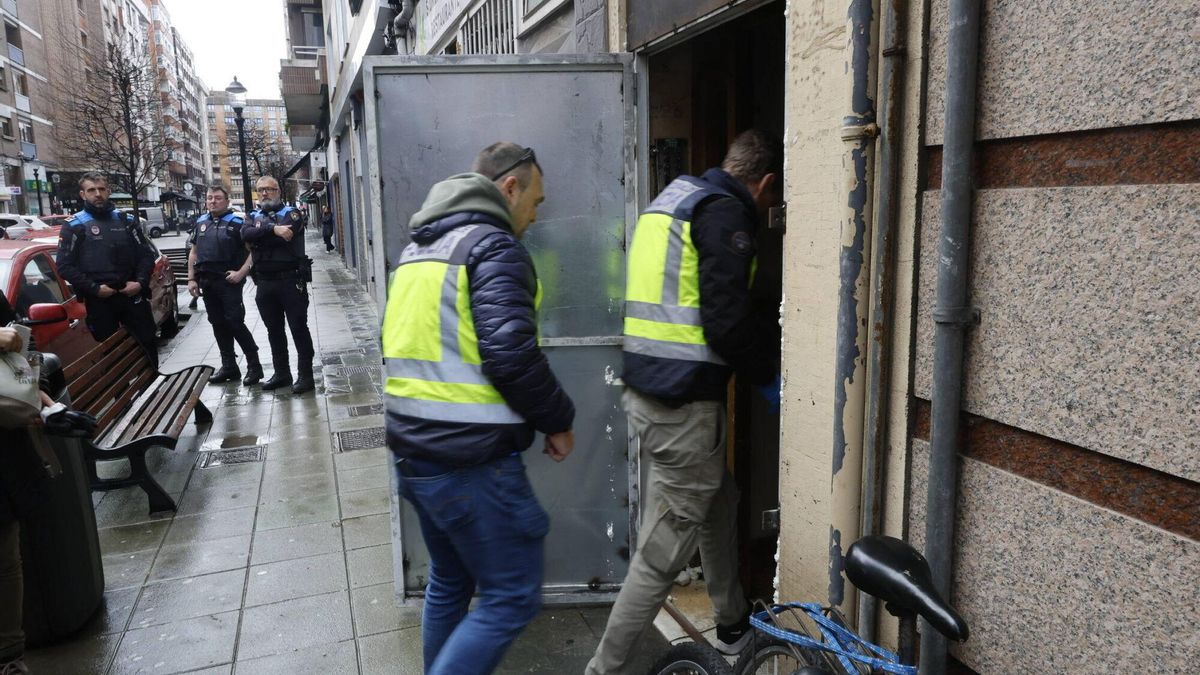 EN IMÁGENES: Desalojan el edificio okupa de la calle Aguado de Gijón
