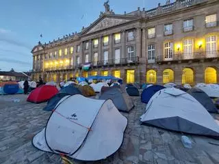 Las tiendas de la "acampada indefinida" en la praza do Obradoiro por una vivienda digna siguen aumentando