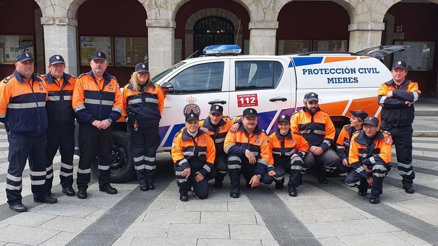 Integrantes de Protección Civil, frente al Ayuntamiento de Mieres.