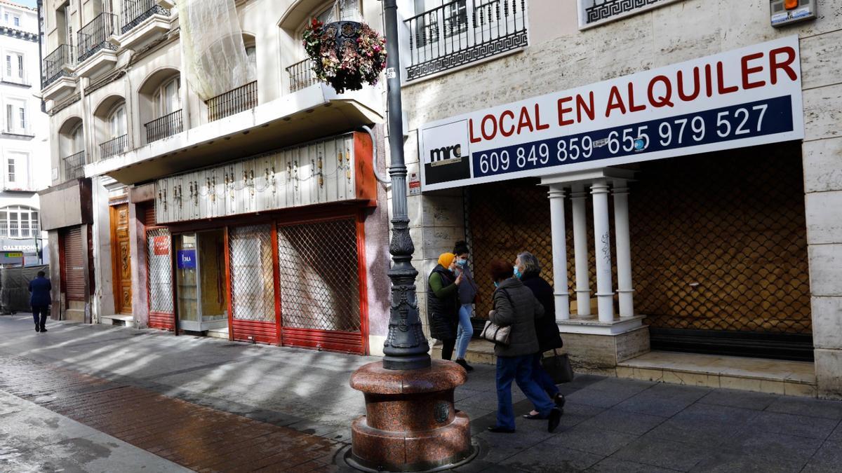 En la calle Alfonso hay más de una veintena de locales vacíos.