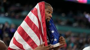 Kevin Durant, junto a la bandera estadounidense en los Juegos