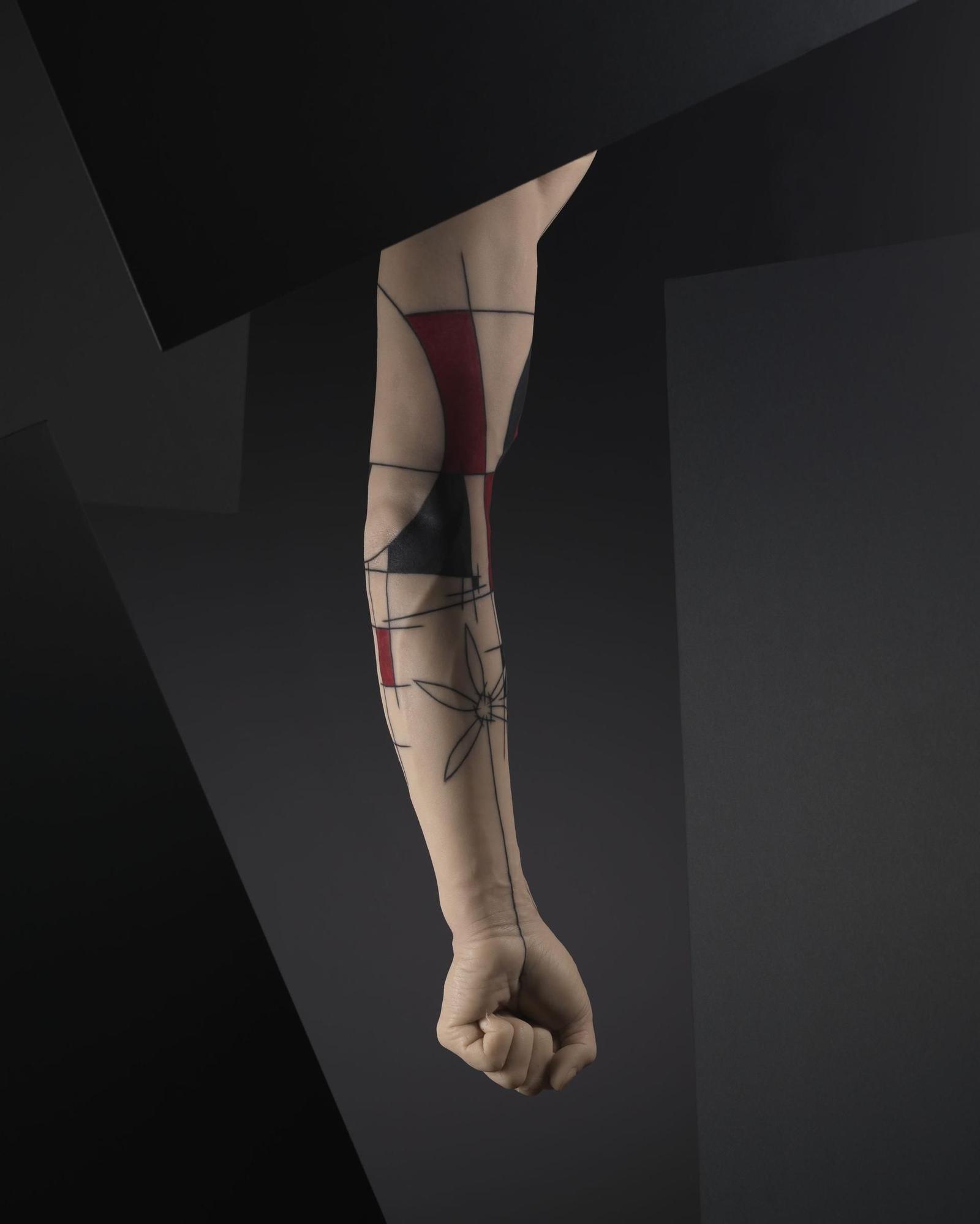 Tattoo-Modell von Yann Black auf einem Männerarm aus Silikon.