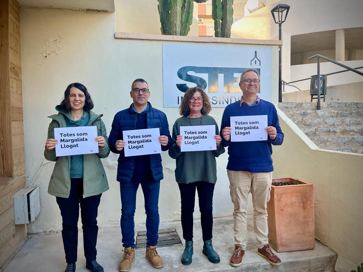 Melani Socías, Ricard Santafé, Joana Tur i Pere Lomas, de STEI, con los carteles de Margalida 'Llogat'.