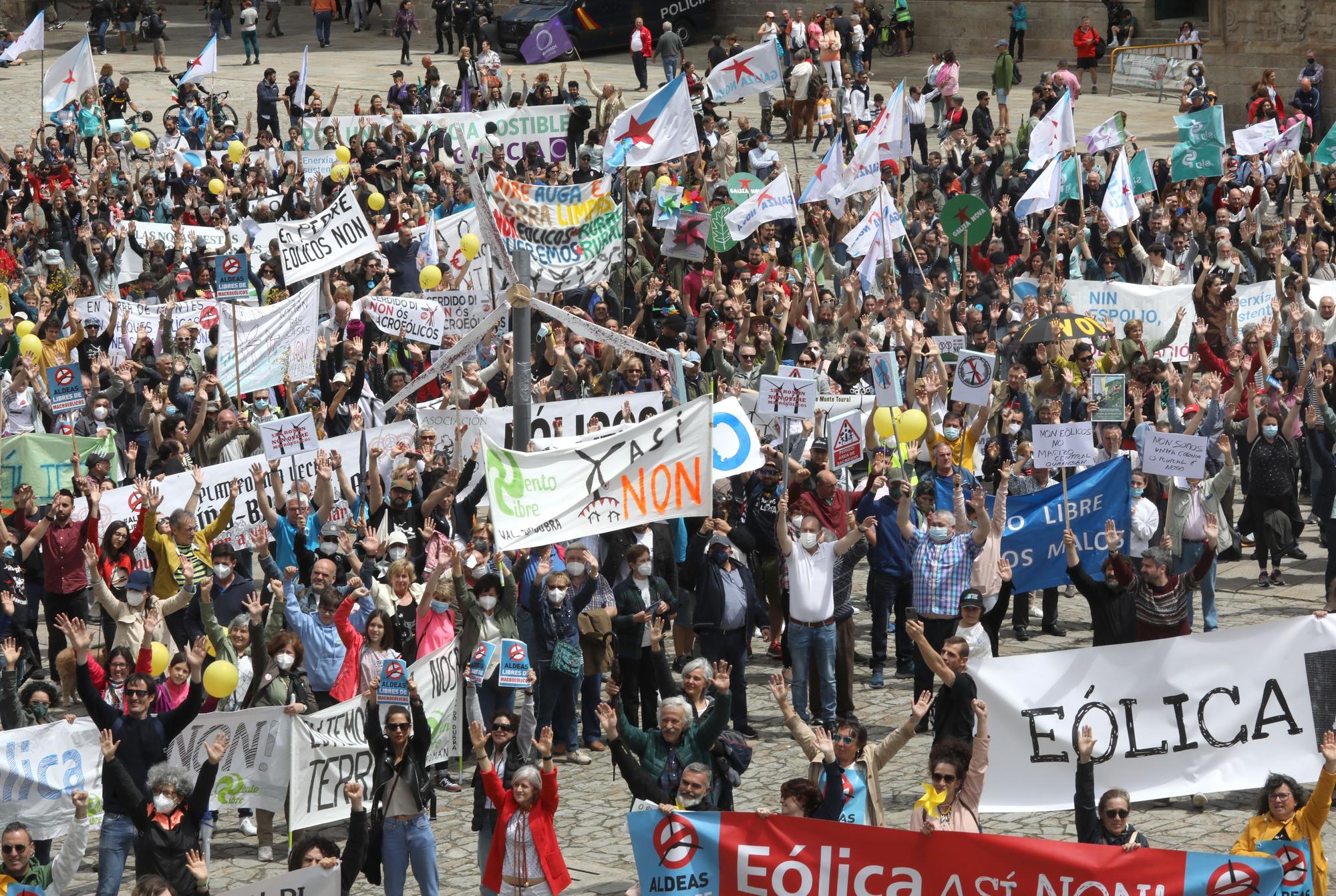 Multitudinaria manifestación en Santiago por un modelo alternativo a los eólicos