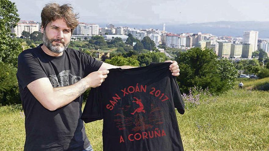 David Pazos posa con la camiseta que diseñó para LA OPINIÓN, con la ciudad al fondo.