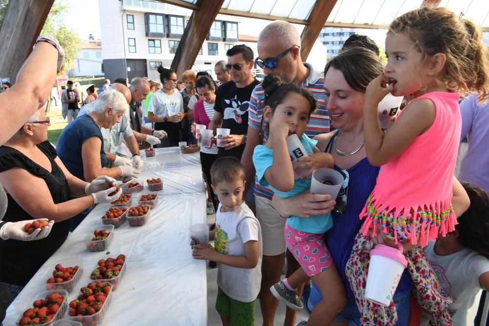 La fiestas del barrio repartieron 100 kilogramos de fruta entre las decenas de personas que disfrutaron de la tarde soleada en el parque.