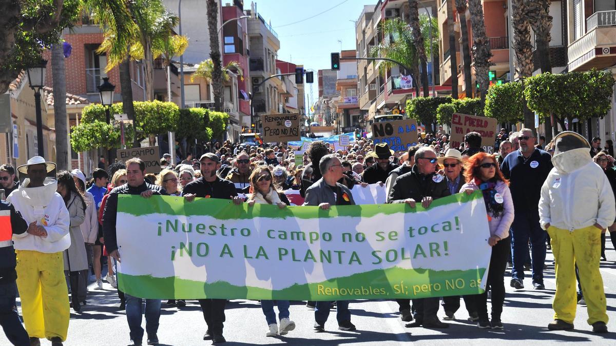 Gran participación en la protesta contra la planta solar en San Miguel de Salinas