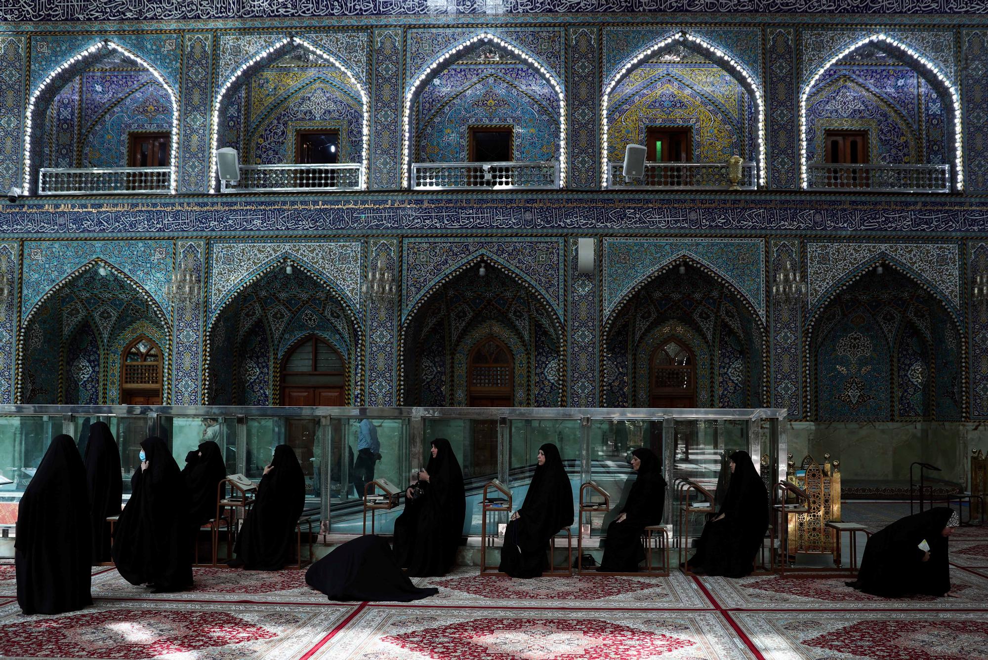 Mujeres musulmanas rezan durante el Ramadán