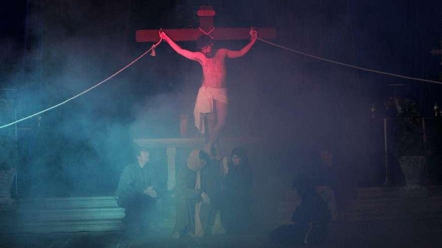 El humo artificial ofrece una crucifixión más realista .  // Jesús Regal