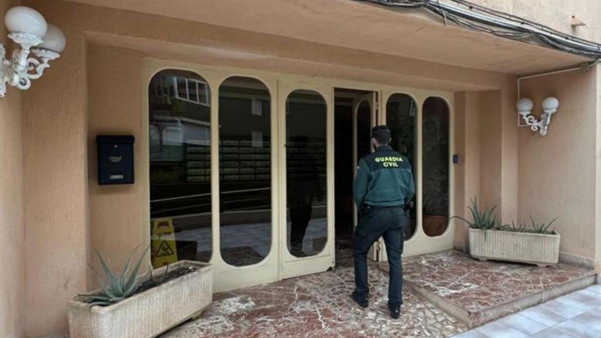 Un agente de la Guardia Civil, en el inmueble afectado.