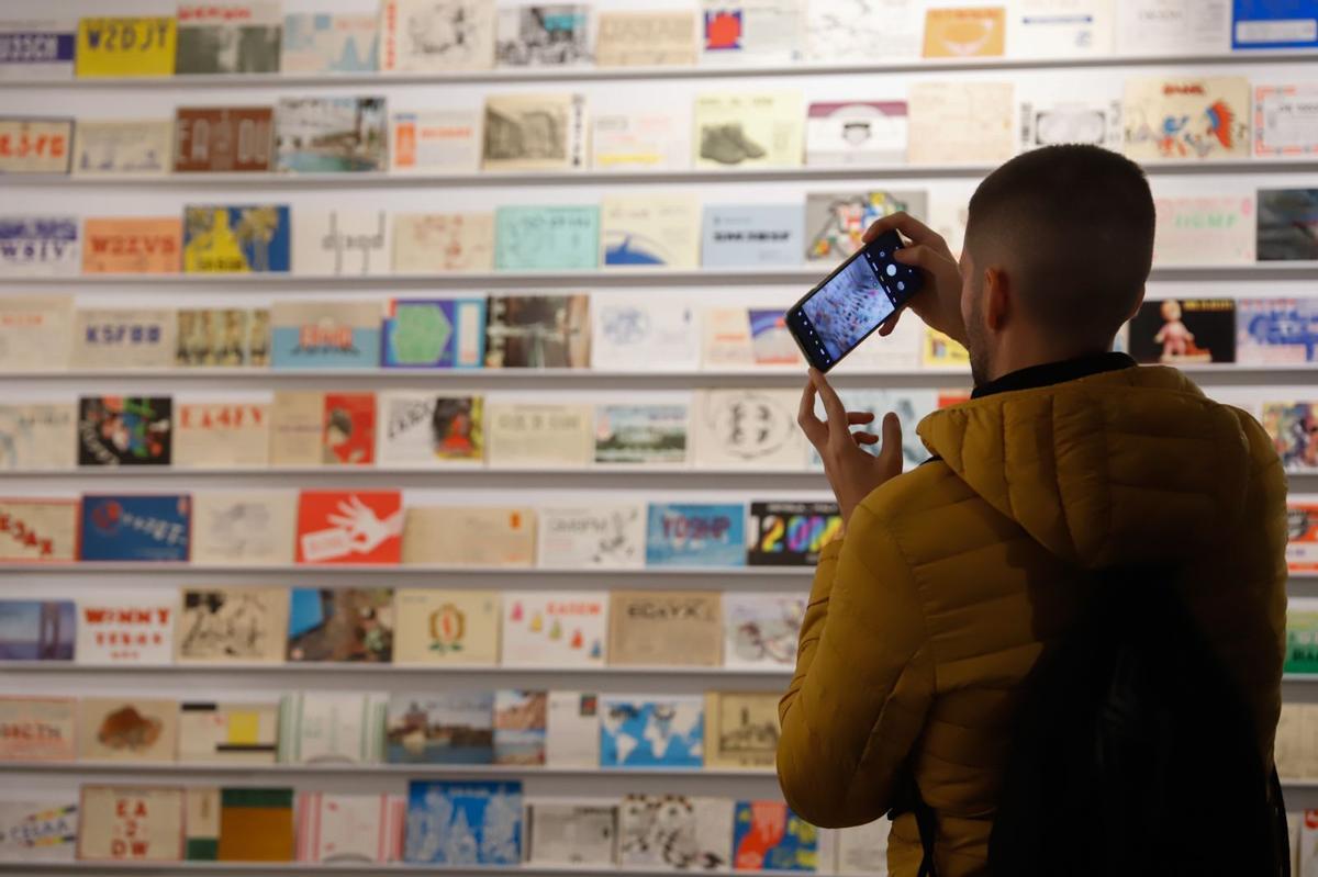 Un joven fotografía una obra de la muestra 'Todas las Ítacas: 1998-2023'.