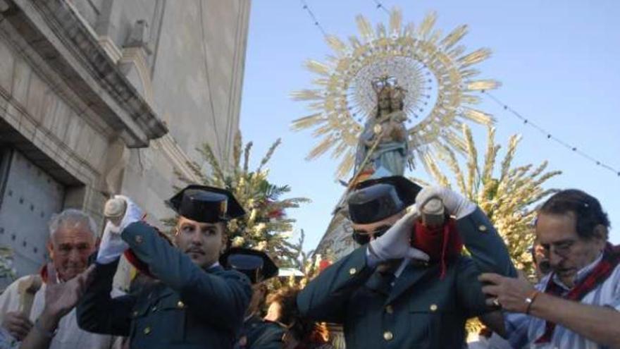 Agentes de la Benemérita portan el trono con la imagen.