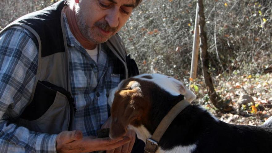 El tofonaire Josep Alhama amb la seva gossa Pom.