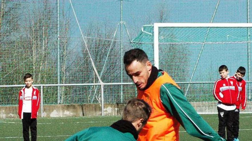 Mario defiende a Higón durante el entrenamiento de ayer. // R.R.